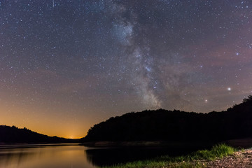 Fototapeta premium Droga Mleczna nad jeziorem Chaumeçon