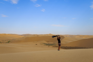 Fototapeta na wymiar Jeune femme voyageuse dans le désert de Sossusvlei en Namibie