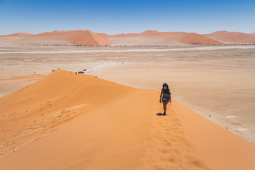 Fototapeta na wymiar Jeune femme voyageuse dans le désert de Sossusvlei en Namibie