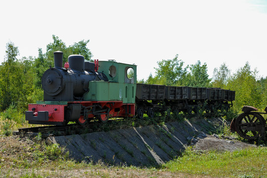 alte Lok und Lohren Waggons Anh&auml;nger Feldbahn bergbau tagebau