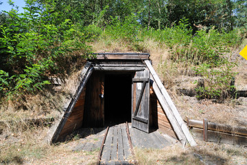 einfahrt in alte grube stollen bergbau erz eisen rohstoffe kohle stollen grube tunnel eisenbahn
