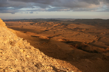 Fototapeta na wymiar Sonnenuntergang am Ramon-Krater, Israel