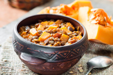 Spicy curry with green lentils, pumpkin and raisins