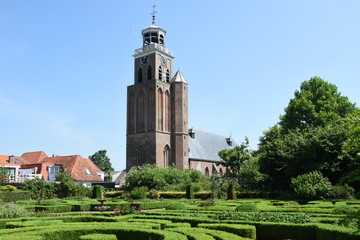 kerk met toren en klok bij een stadstuin in Vollenhove