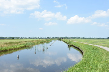 kanaal met in het midden palen voor afbakening vaargeul in de buurt van Giethoorn