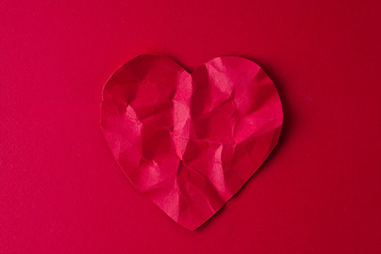 Biglietto San Valentino,cuore stropicciato rosso.