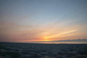 Obraz premium waves on the beach in the ocean at sunset