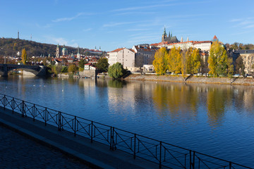 Obraz premium Colorful autumn Prague gothic Castle with the Lesser Town above River Vltava in the sunny Day, Czech Republic