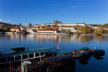 Obraz premium Colorful autumn Prague gothic Castle with the Lesser Town above River Vltava in the sunny Day, Czech Republic