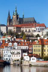 Obraz premium Colorful autumn Prague gothic Castle with the Lesser Town above River Vltava in the sunny Day, Czech Republic