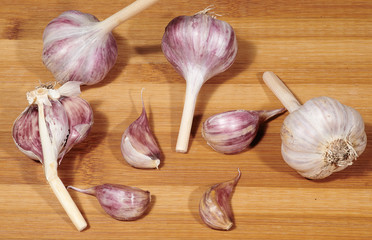 Gaplic on cutting board