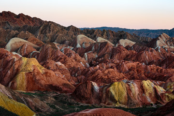 Zhangye Danxia Nationaal Geopark - Provincie Gansu, China. Chinese Danxia veelkleurige danxia-landvorm, regenboogheuvels, ongebruikelijk gekleurde rotsen, zandsteenerosie, lagen rode, gele en oranje strepen.