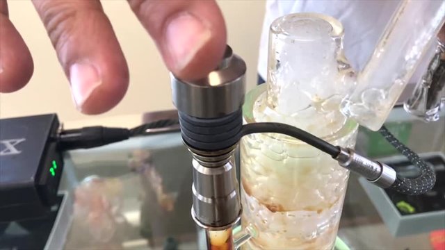 dabbing with cannabis