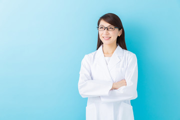 白衣の女性