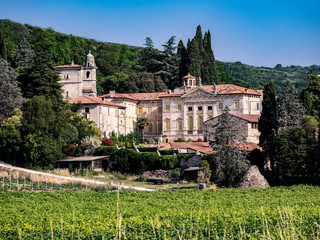 Fototapeta na wymiar elegant period villa immersed in the green of the Veneto countryside