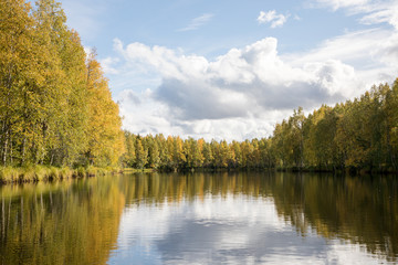 Fototapeta na wymiar 北欧の川の秋の風景