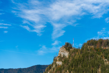 Fototapeta premium Sendemast auf Berg im Spätherbst