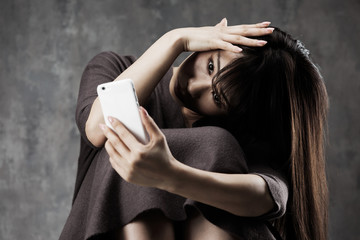 スマートフォン・憂うつな女性
