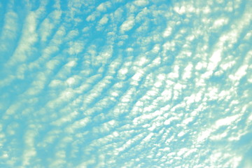 黄金色に輝く神々しい幻想的な夕焼け空に映えるもくもくした雲