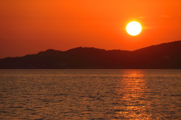 慶留間島に沈む夕日