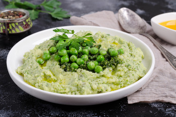 Mashed potatoes with green peas