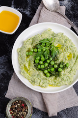 Mashed potatoes with green peas