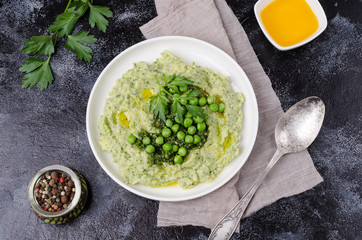 Mashed potatoes with green peas