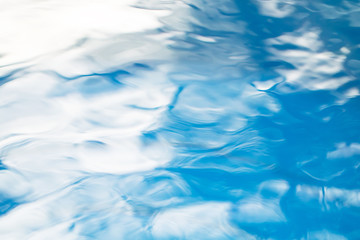 Obraz premium The smooth natural blue water background with bokeh abstract on the sea or ocean,vintage and soft colored blur.