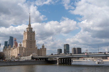 Fototapeta premium Панорама Москвы реки и Новоарбатского моста.