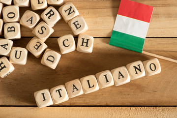 Buchstaben, Flagge von Italien und das Wort Italiano