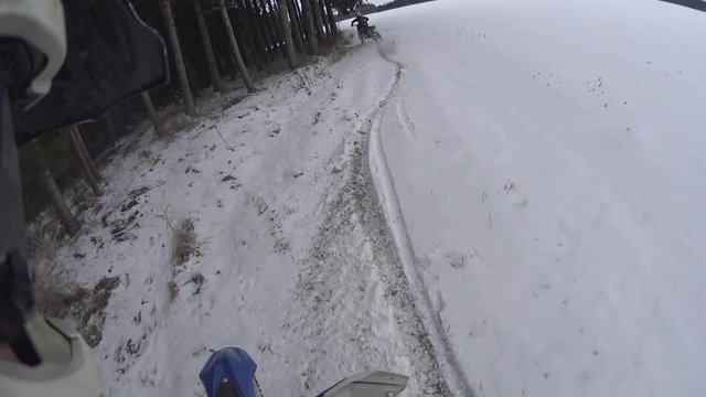 Motorradunfall Helmkamera im Schnee neben Wald 