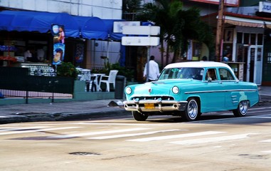 Taxi azul en la Habana.