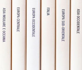Libri di geografia, Italia, Europa, Asia, per siti internet e libreria © AP Adobe Contributor