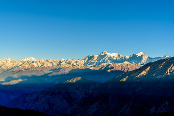 Obraz premium chopta tungnath chandrashila trek with blue sky