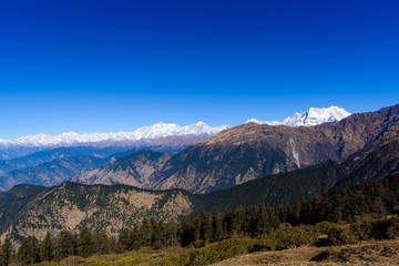 Fototapeta premium chopta tungnath chandrashila trek with blue sky