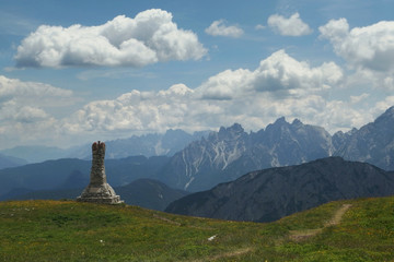 Włochy, Dolomity - na szlaku wokół Tre Cime, widok z postumentem © Iwona