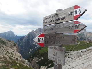 Włochy, Dolomity - górski krajobraz na szlaku wokół Tre Cime - obrazy, fototapety, plakaty
