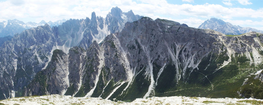 Włochy, Dolomity - g&oacute;rski krajobraz na szlaku wok&oacute;ł Tre Cime