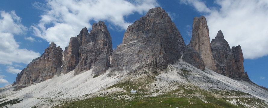 Włochy, Dolomity - g&oacute;rski krajobraz na szlaku wok&oacute;ł Tre Cime