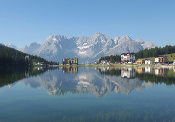Włochy, Dolomity - górskie jezioro Misurina © Iwona