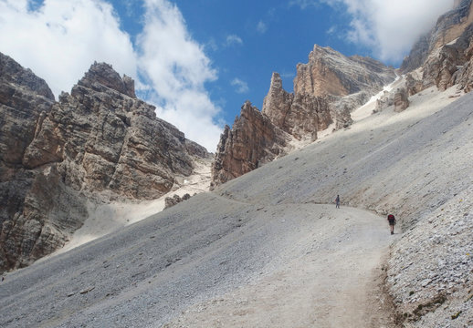 Włochy, Dolomity - na trasie wok&oacute;ł Tofany di Rozes, widok z turystami
