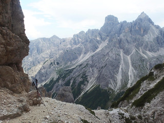 Włochy, Dolomity - na Szlaku  Sentiero Bonacossa, widok z kijkami trekkingowymi