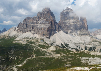 Fototapeta na wymiar Włochy, Dolomity - na Szlaku Sentiero Bonacossa, widok na Tre Cime (Trzy Turnie)