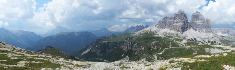 Fototapeta premium Włochy, Dolomity - na Szlaku Sentiero Bonacossa, widok na Tre Cime (Trzy Turnie)
