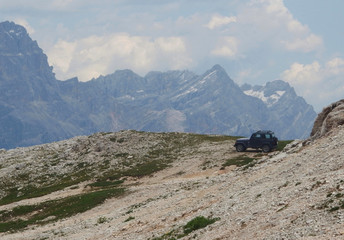 Włochy, Dolomity - samochód terenowy i górskie widoki w okolicach masywu Nuvolau  © Iwona