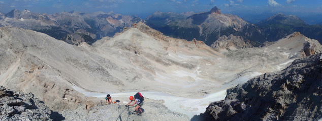Włochy, Dolomity - Ferrata Dibona w masywie Cristallo, turyści wspinający się przy linach © Iwona