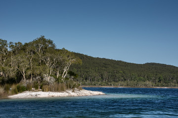 Obraz premium Lake Mackenzie on Fraser Island, Queensland, Australia on a clear and sunny day