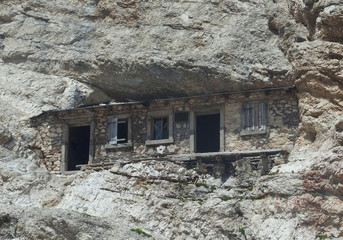  Włochy, Dolomity - Ferrata Dibona w masywie Cristallo, ruiny zabudowań z okresu Pierwszej Wojny Światowej - obrazy, fototapety, plakaty