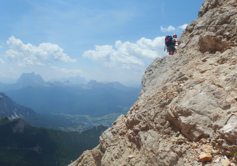 Włochy, Dolomity - Ferrata Dibona w masywie Cristallo, turystka na szlaku © Iwona