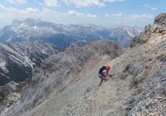 Włochy, Dolomity - Ferrata Dibona w masywie Cristallo, turystka na szlaku © Iwona